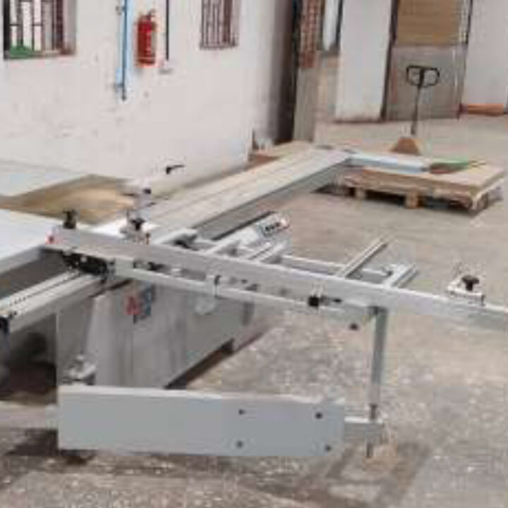 Sliding panel saw machine